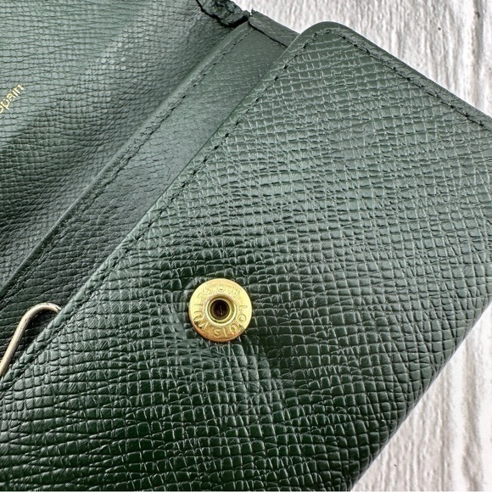 AUTHENTIC Louis Vuitton key holder. Previously owned. Taiga green. - Picture 5 of 16